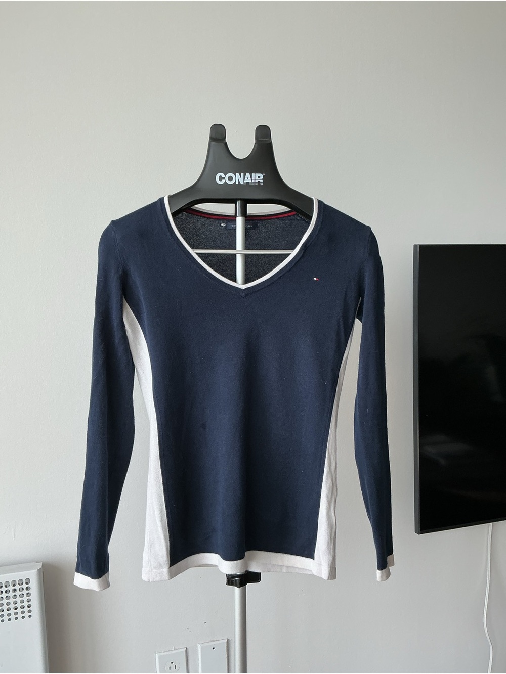Tommy Hilfiger Navy and White V‑Neck Long Sleeve Sweater